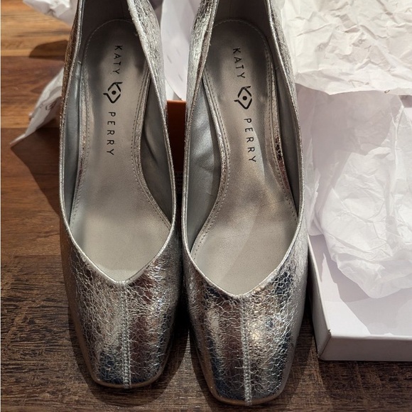 The Katy Perry Laterr Pump. Silver. 9.5 M - Picture 3 of 6